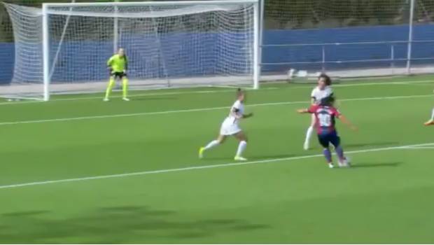 Charlyn Corral anotó un auténtico golazo.