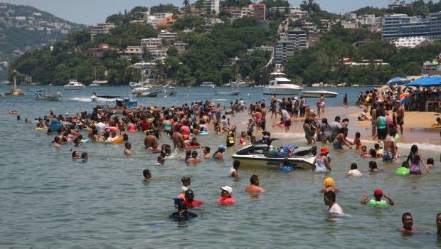 Turistas en Acapulco. Aumento de turismo.