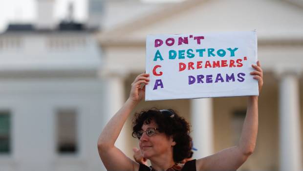 Protesta en Casa Blanca por fin de DACA.