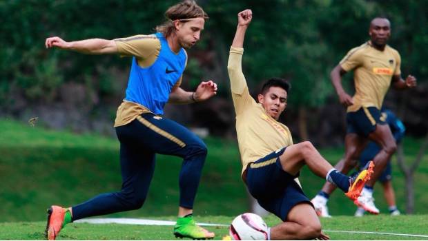 José Antonio García disputa el esférico con Calderón en el entrenamiento 