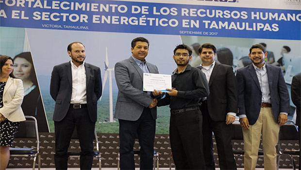 El gobernador Francisco García Cabeza de Vaca hizo entrega de 10 becas a igual número de estudiantes que asistirán a la Universidad de Calgary, en Canadá.