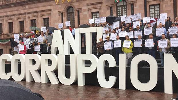 Catorce enormes letras con las palabras ANTI CORRUPCION se colocaron frente a la sede del poder ejecutivo, donde se instalaron gradas ocupadas por manifestantes de La Laguna y de la capital del estado.