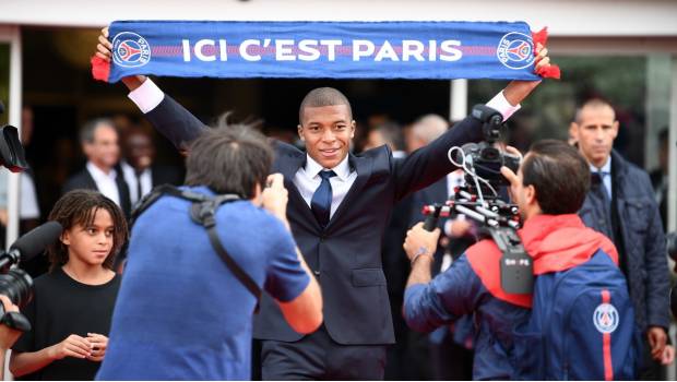 Kylian Mbappé en las inmediaciones del inmueble.