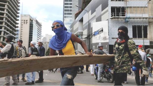 Manifestantes durante protestas en las calles de Caracas, en Venezuela.