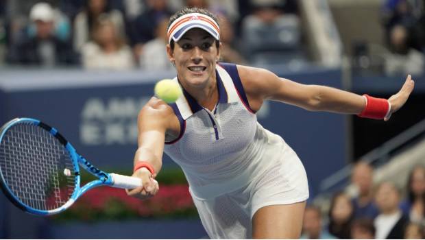 Garbiñe Muguruza contesta servicio.