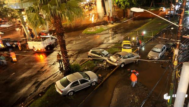 Daños de autos en Periférico por desbordamiento del Río San Buenaventura.