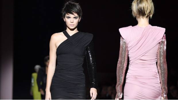 Kendall y Gigi durante el desfile de Tom Ford.