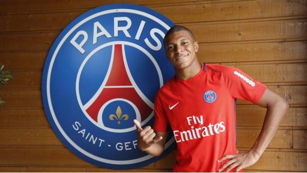 Kylian Mbappé junto al escudo parisino.