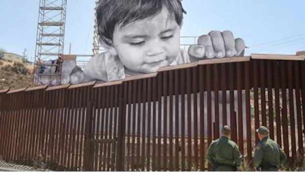 Desde el lado mexicano, en el municipio de Tecate, la gran imagen de un pequeño se levantó con la ayuda de los mismos habitantes generando inmediatamente atención.