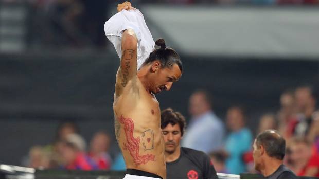 Zlatan Ibrahimovic se despoja de la camiseta.