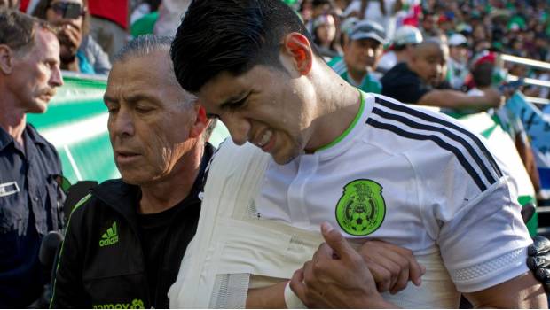 Alan Pulido al lesionarse.