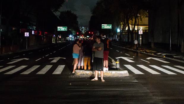 Personas afuera de sus casas por temblor de 8.2 grados. 