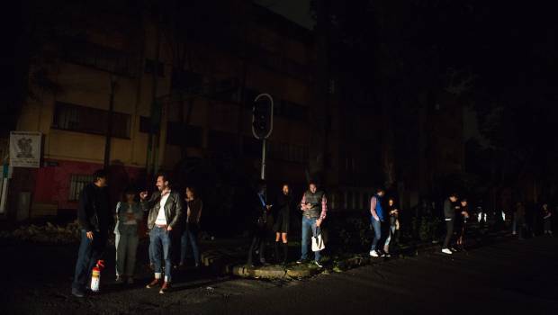 Temblor en la Ciudad de México. Gente en la calle por temor a derrumbes.