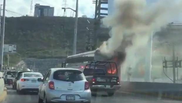 El autobús sufrió una falla mecánica que originó el incendio 