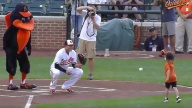 Hailey lanzó la primer bola en Camden Yards