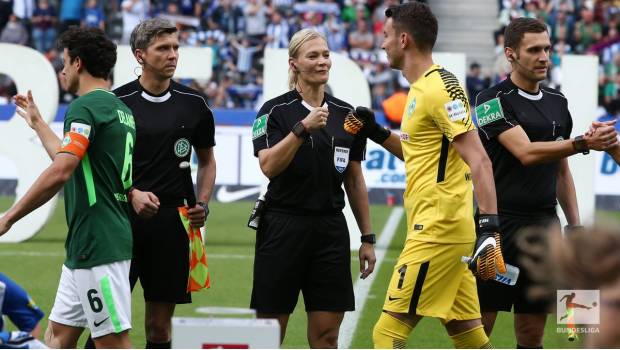 Bibiana Steinhaus saluda a los jugadores.