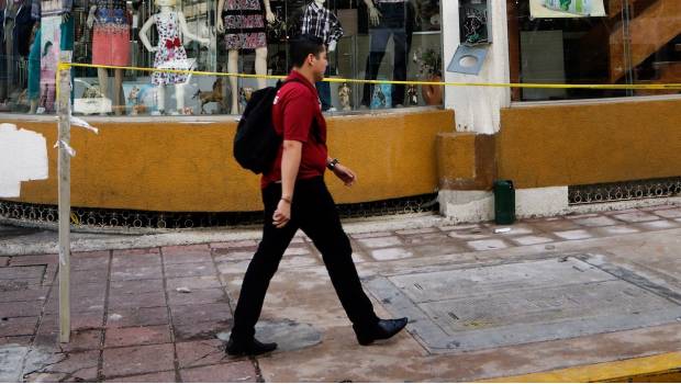 Un hombre camina por Tuxtla Gutiérrez un día después del sismo del 7 de septiembre.