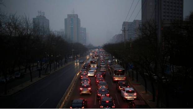 Autos en una calle de Pekín, la capital de China.