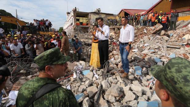 Enrique Peña Nieto en zona afectada por sismo. Supervisión.