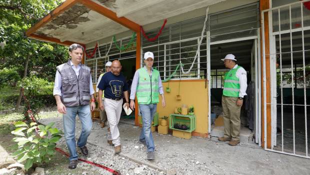 Aurelio Nuño en recorrido por una escuela dañada en Chiapas, en compañía del gobernador Manuel Velasco. Recuento de daños.