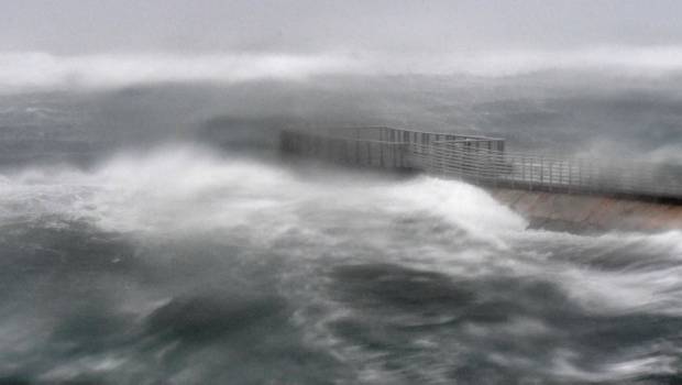 Alto oleaje por huracán Irma. Ridículo en la Casa Blanca.