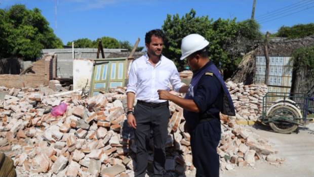 Rafael Pacchiano en zona de tragedia tras sismo de 8.2 grados.