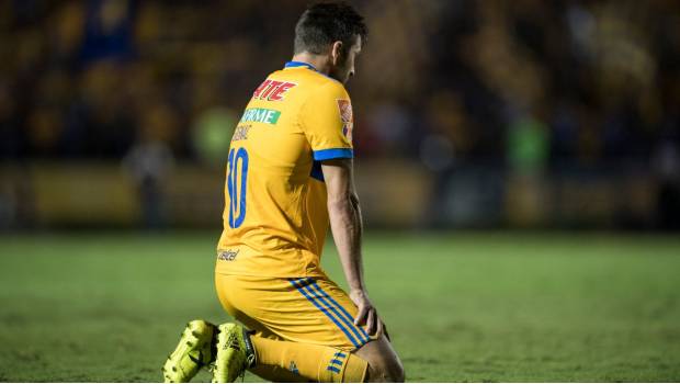 Gignac, frustrado ante la derrota.