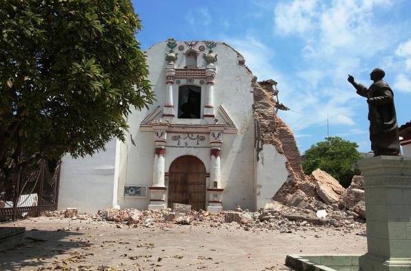 EL TEMPLO DE SAN VICENTE FERRER, TAMBI�N UBICADO EN EL MUNICIO DE JUCHIT�N, RESULT� SEVERAMENTE AFECTADO TRAS EL SISMO. FOTO/TWITTER