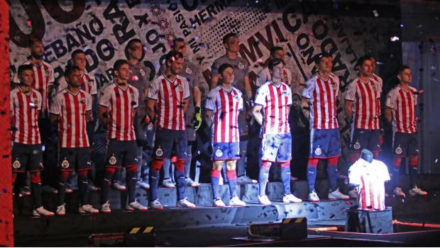 Chivas a la hora de presentar uniforme.