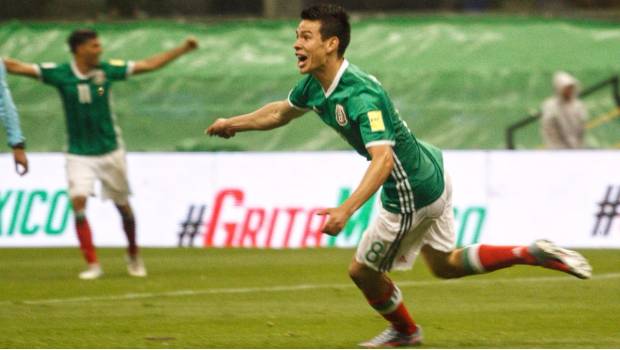 Lozano corre luego de meter gol.