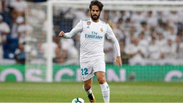 Isco conduce la pelota.