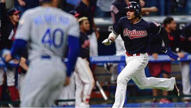 Erik González anotó la carrera del empate tras un doblete de Lindor