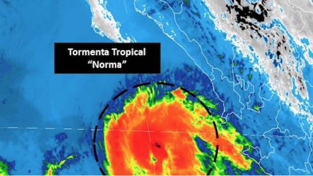 La Tormenta Tropical "Norma" avanza lentamente a la península de Baja California.