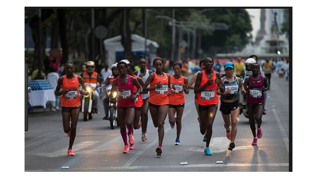 Los corredores del maratón portaban un chip en el que se marcaban los tiempos de recorrido.