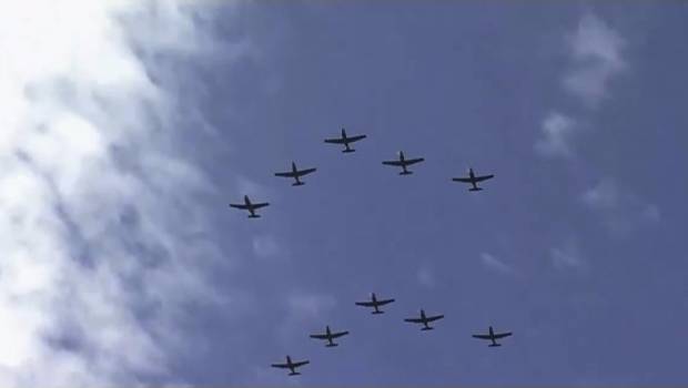 Dos escuadrones de aviones de las Fuerzas Armadas sobrevolaron esta mañana la ciudad.