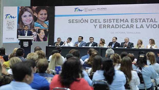  “Por parte de mi gobierno vamos a hacer todo lo posible para defender el derecho de las mujeres a la equidad de género, pero también a erradicar la violencia contra ellas", destacó el gobernador Francisco García Cabeza de Vaca.