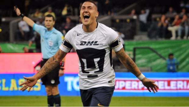 Nicolás Castillo celebra gol en el Azteca.