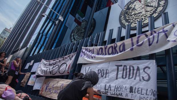 Protesta frente a la PGR por homicidio de Mara Fernanda.