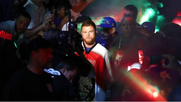 Saúl Álvarez en su camino al ring de batalla.