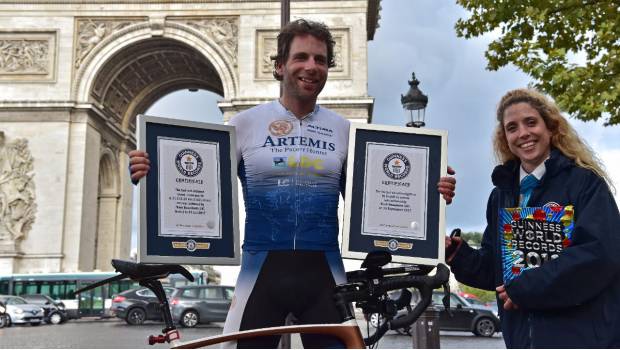 Mark Beaumont presume sus registros.