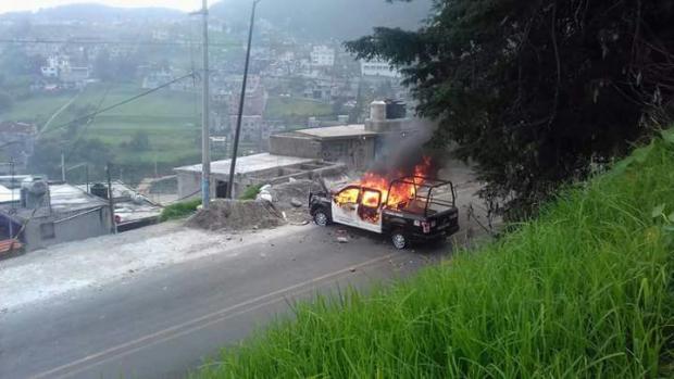 Pobladores de Naucalpan enfrentan a policías, destruyen y queman una patrulla