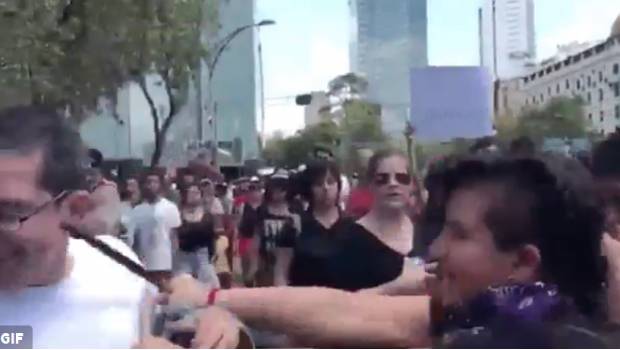 El video evidencia el exceso de varias mujeres por sacarlo del arroyo de la marcha, no pasó a mayores