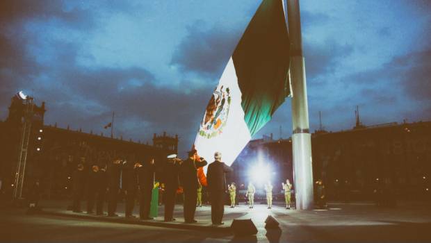 Izamiento de bandera a media asta. Percepción sobre sismo de 8.2 grados.