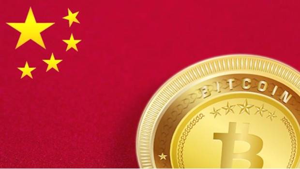 Bandera de la República Popular de China y el símbolo de las bitcoins.