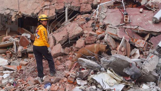 Labores de rescate en la zona de Coapa, al sur de CDMX.