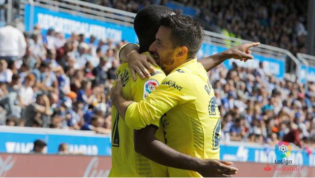 Jugadores de Villarreal se abrazan.