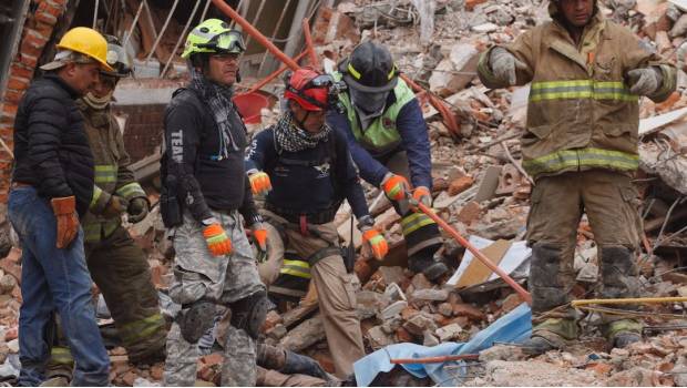 Suman 225 muertos por sismo de magnitud 7.1 Suman 225 muertos por sismo de magnitud 7.1