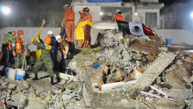 Rescate de víctimas en la calle de Petén y avenida Zapata tras sismo