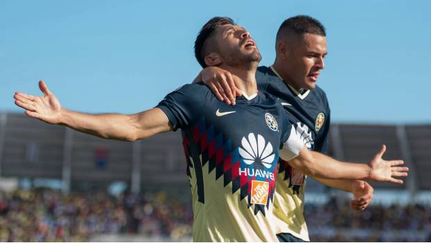 Oribe Peralta festeja gol ante Lobos.