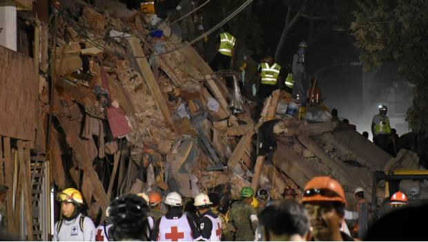 Aspecto de un edificio colapsado por el sismo del martes pasado.